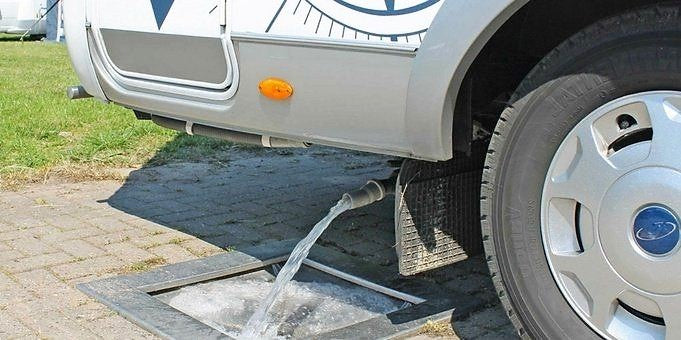 Jak zadbać o zbiornik na szarą wodę w kamperze?