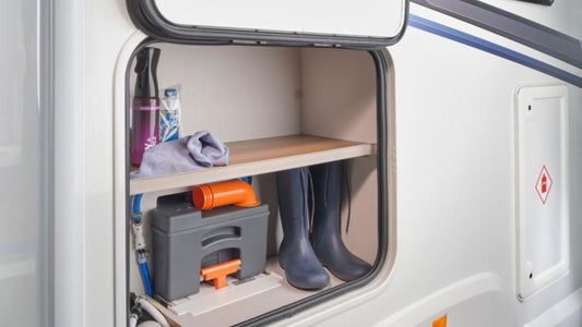 Jak czyścić zbiornik szarej wody i toalety w kamperze?